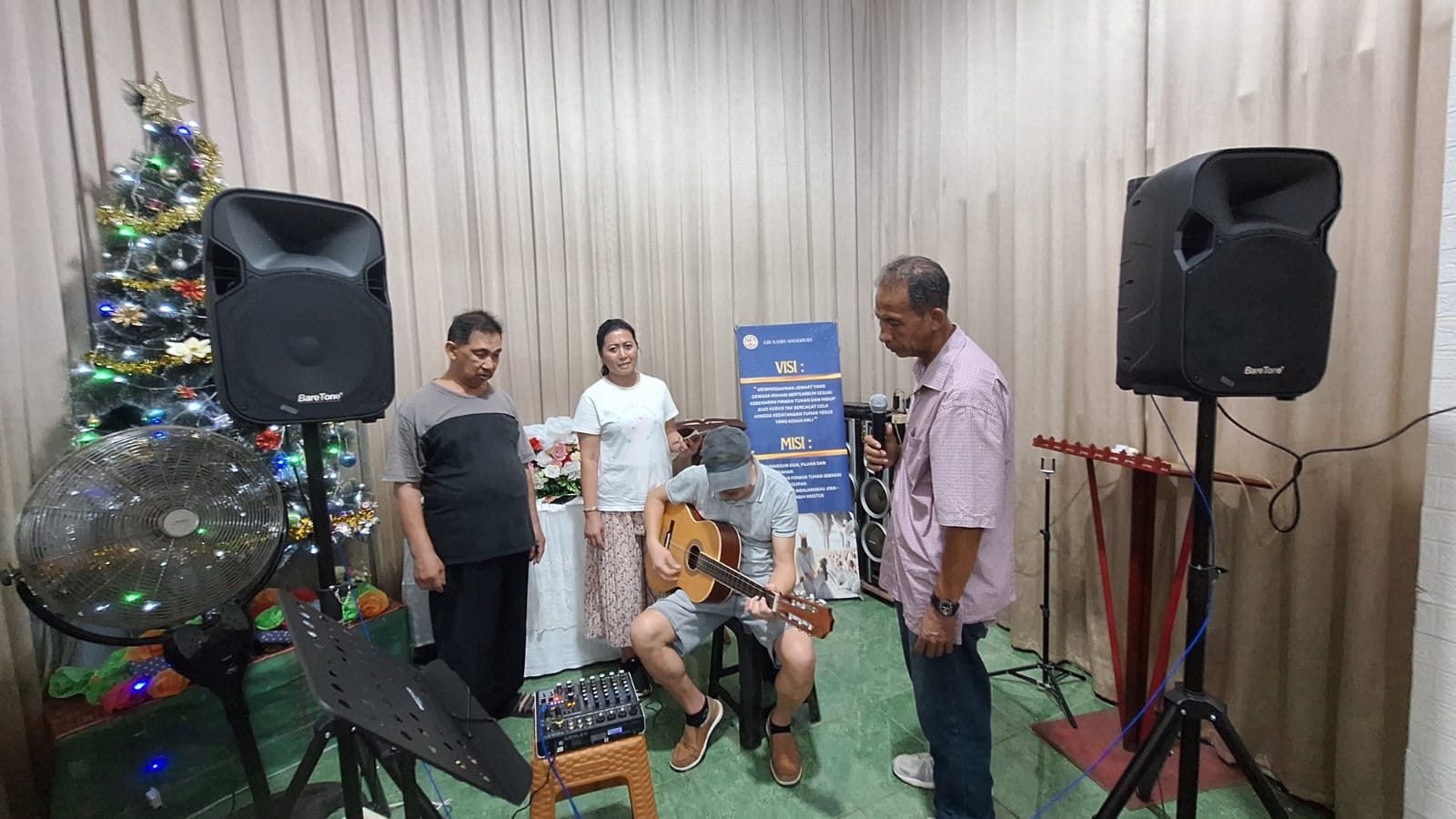 Samen aanbidden met een lokale gemeente in Indonesië